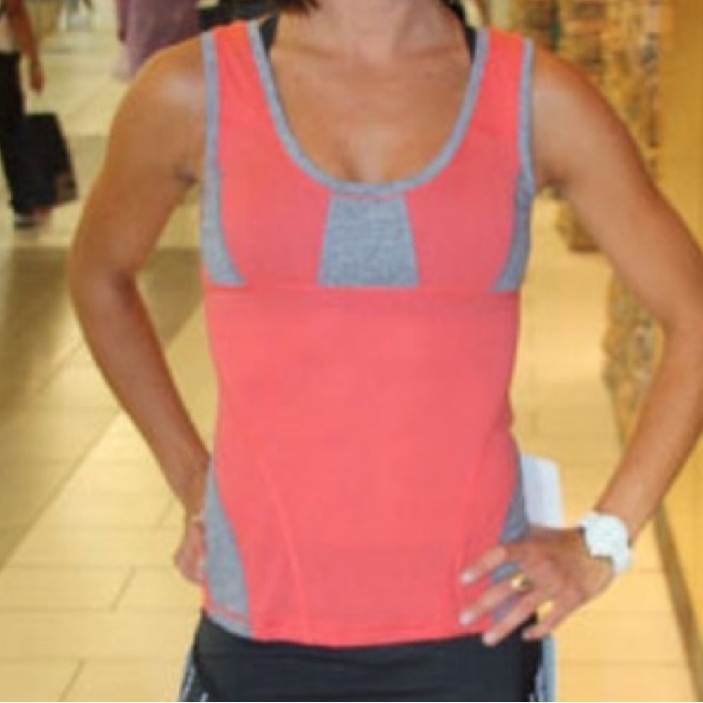 Lululemon Run Recharge Tank in Alarming/Static‎ Coal.